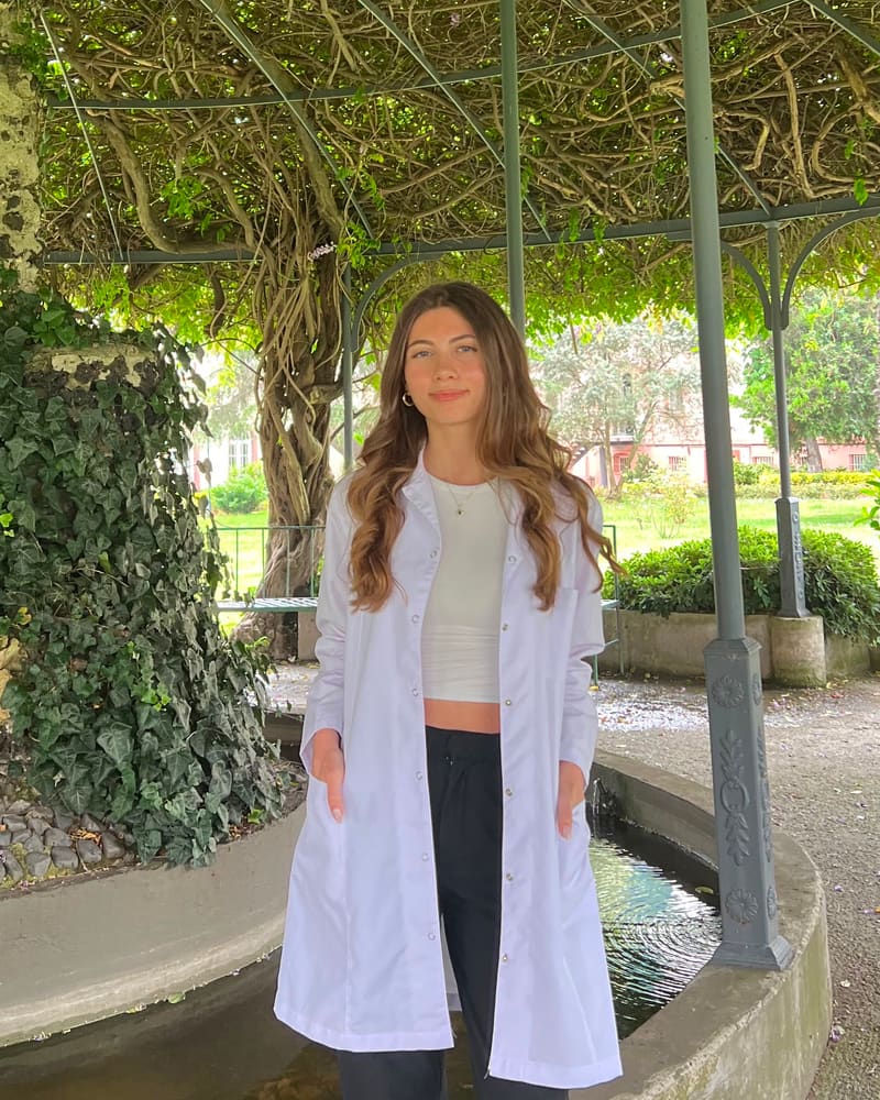 Hazal Paşalı — Fransız Lape Hastanesi bahçesinde